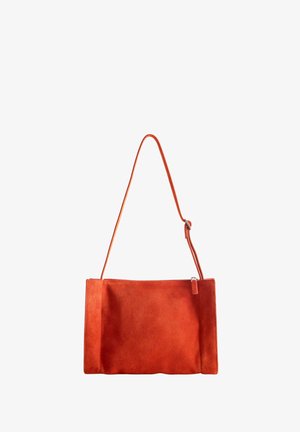 Petit sac à bandoulière rectangulaire en daim orange avec sangle réglable et fermeture éclair sur fond blanc.