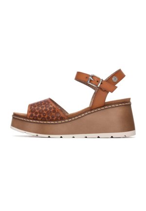 Sandali con zeppa in pelle marrone con cinturino alla caviglia, design decorativo traforato, soletta imbottita e suola marrone testurizzata.