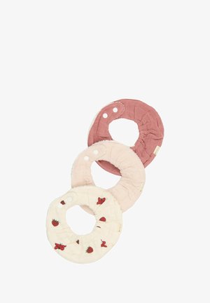 Trei elastice pentru păr circulare dintr-un material moale: unul în nuanță de roz prăfuit, unul crem cu imprimeuri de căpșuni roșii și unul simplu, roz deschis.