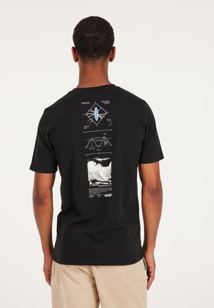 Schwarzes Baumwoll-T-Shirt mit einem weißen und blauen wissenschaftlichen Grafikdesign auf dem Rücken, das Wellenmuster und Messdetails zeigt.