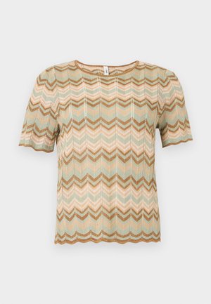 Strikbluse med korte ærmer og zigzag-mønster i beige, lysegrønne og brune toner, med rund halsudskæring og bølgede kanter.