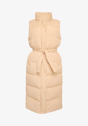 Beżowa, pikowana kamizelka bez rękawów z wysokim kołnierzem, zwężoną talią i regulowanym paskiem. Posiada zatrzaski i pikowaną fakturę.
