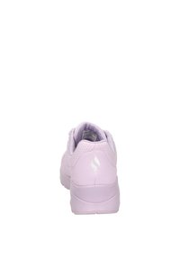 Zapatillas deportivas de color púrpura claro con una parte superior sintética lisa, acentos texturizados y una suela acolchada. Presentan perforaciones cerca del talón.