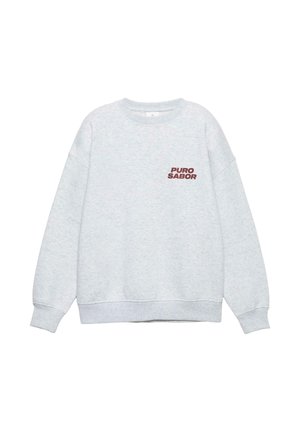 Hanorac gri din material mixt de bumbac. Are manșete și tiv striate, cu inscripția „PURO SABOR” imprimată cu burgund pe pieptul stâng.