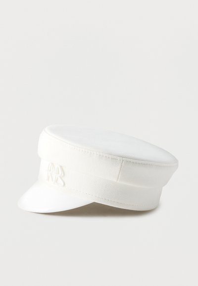 Λευκό βαμβακερό ναυτικό καπέλο με κοντή σκληρή γείσο και ανάγλυφο κεντημένο λογότυπο στην μπροστινή ταινία.