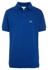 Niebieska koszulka polo z krótkim rękawem, wykonana z teksturowanej bawełny, z kołnierzykiem i małym zielonym logo krokodyla na lewej piersi.