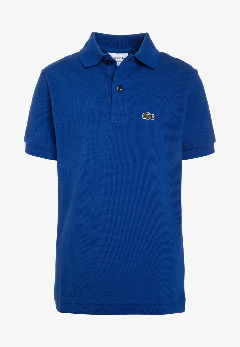 Niebieska koszulka polo z krótkim rękawem, wykonana z teksturowanej bawełny, z kołnierzykiem i małym zielonym logo krokodyla na lewej piersi.