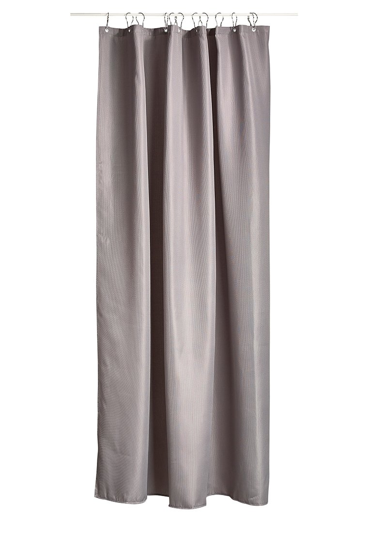Rideau de douche en tissu gris, mettant en avant un tissage texturé, suspendu à des anneaux en argent, avec un design légèrement fluide qui tombe harmonieusement.