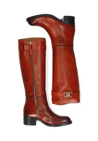 Brązowe skórzane kozaki za kolano o prostym kroju, z bocznym zamkiem błyskawicznym i metalicznym akcentem. Gładka tekstura, kwadratowy obcas i minimalne zdobienia.