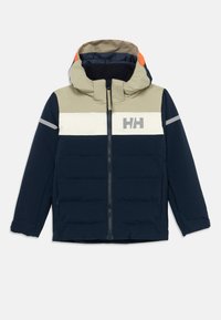 Veste matelassée bleu marine avec un panneau thoracique gris et blanc, capuche noire, accents orange et fermeture éclair à l'avant. Présente des bandes réfléchissantes.