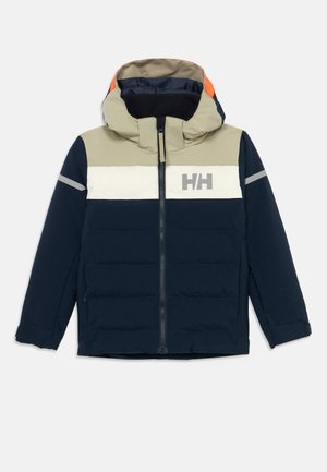 Giacca imbottita blu navy con pannello frontale grigio e bianco, cappuccio nero, dettagli arancioni e zip frontale. Presenta strisce riflettenti.