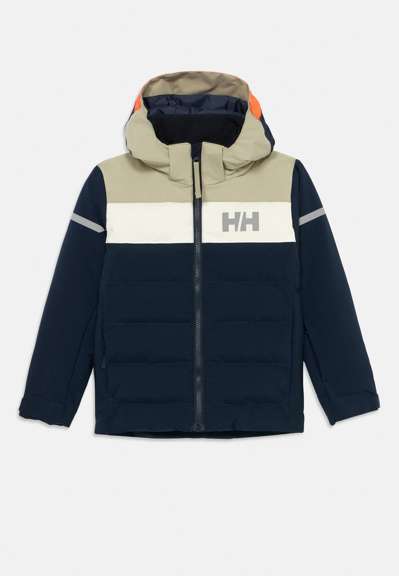 Marinblå vadderad jacka med en grå och vit bröstpanel, svart huva, orange detaljer och en framdragkedja. Har reflexstripes.