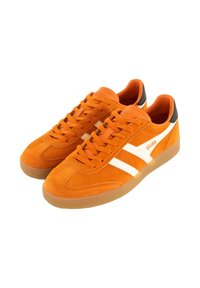 Baskets en daim orange avec des rayures blanches et des accents noirs. Design classique avec une finition texturée et une semelle en caoutchouc. Logo de la marque sur la languette.