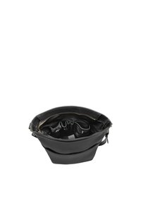 Černá kožená kabelka s širokým otevíráním, vybavená několika vnitřními přihrádkami pro organizaci a zapínáním na zip. Hladká textura.