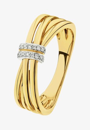 Goldfarbener Ring mit verschlungenen Bändern und glänzender Oberfläche, der mit einem silbernen Akzent versehen ist, der mit funkelnden klaren Steinen besetzt ist.