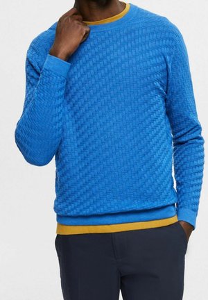 Blauer, strukturierter Pullover mit einem gewebten Muster, rundem Ausschnitt und gelben Akzenten am Saum. Lange Ärmel, aus Strickstoff gefertigt.