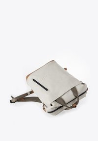 Hellgrauer rechteckiger Rucksack mit schwarzer Reißverschlusstasche, braunen Akzenten und verstellbaren braunen Gurten, liegend auf weißem Hintergrund.