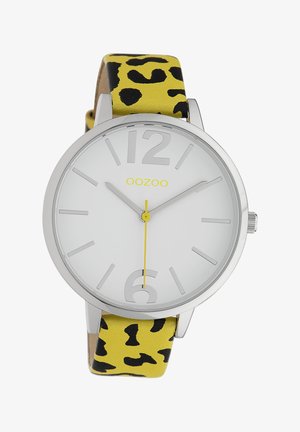 Montre Oozoo avec un boîtier en argent, un cadran blanc et des accents jaunes ; elle possède un bracelet en cuir jaune avec des taches de léopard noires.