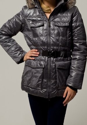Chaqueta de plumas acolchada gris con cierre de cremallera, dos bolsillos en el pecho, bolsillos laterales y un cinturón negro. La capucha con pelo añade un detalle especial.