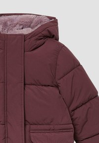 Burgundi puffer jope, mille on pehme kapuuts, tikanditega tekstuur, eesmine tasku ja suletud lukk koos sirge lõikega disainiga.