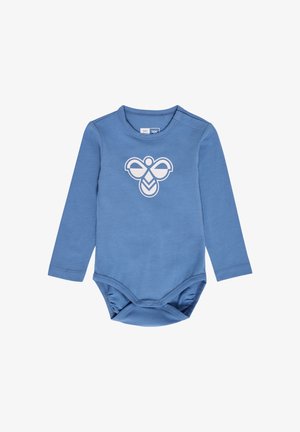 Langarm baby romper van zachtblauwe katoen. Voorzien van een witte grafische afbeelding die op een bij lijkt aan de voorkant. Drukknopen aan de onderkant.