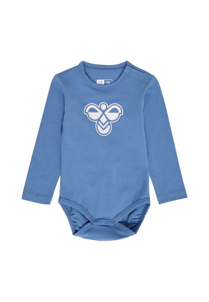 Långärmad baby body i mjuk blå bomull. Har en vit grafisk design som liknar en bi på framsidan. Tryckknappsstängning i botten.