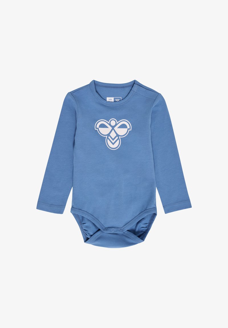 Langarm baby romper van zachtblauwe katoen. Voorzien van een witte grafische afbeelding die op een bij lijkt aan de voorkant. Drukknopen aan de onderkant.