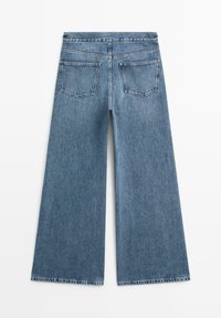 Weit geschnittene blaue Jeans aus Denim mit hoher Taille, ausgestattet mit zwei Gesäßtaschen und rohem Saum. Der Stoff zeigt eine leicht ausgewaschene Optik.