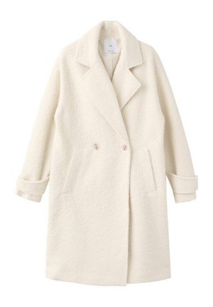 Abrigo de corte cruzado en suave tela crema, con solapas de pico, bolsillos laterales y puños enrollados para añadir detalle y textura.