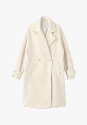 Manteau croisé en tissu crème doux, doté de revers crantés, de poches latérales et de poignets roulés pour une touche de détail et de texture.