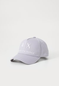 Mėtų spalvos beisbolo kepurė, pagaminta iš minkštos medžiagos; turi kreivą briauną, baltais siūlais išsiuvinėtas logotipas "A/X" ir "ARMANI EXCHANGE" priekyje.