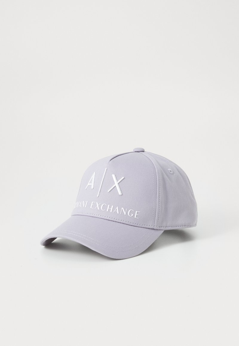 Mėtų spalvos beisbolo kepurė, pagaminta iš minkštos medžiagos; turi kreivą briauną, baltais siūlais išsiuvinėtas logotipas "A/X" ir "ARMANI EXCHANGE" priekyje.