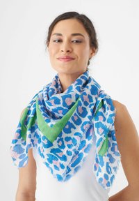 Blauwe en roze luipaardprint sjaal met groene accenten, gemaakt van lichtgewicht stof, met een driehoekige vorm en rafelige randen.