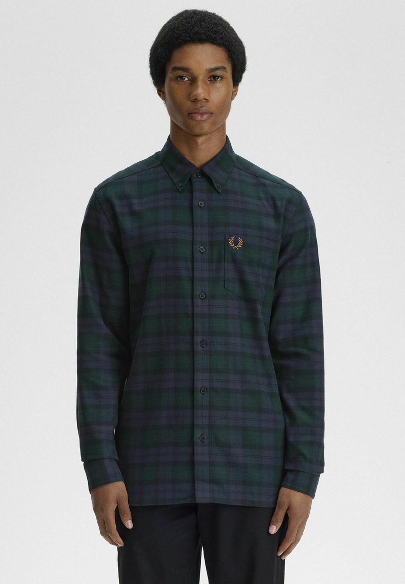 Camicia a maniche lunghe a scacchi nei colori verde scuro e navy, con colletto button-down e logo ricamato sulla tasca del petto.