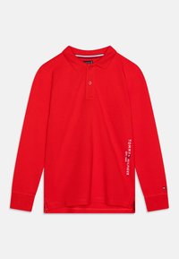 Rode lange mouwen polo shirt van katoen. Beschikt over een kraag, een placket met twee knopen en zijsplitsen. "TOMMY HILFIGER" in het wit afgedrukt op de mouw.