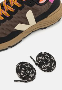Veja DEKKAN - Joggesko - eagle/calcaire