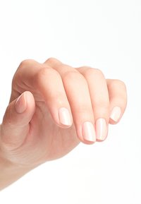 Helles rosa Nageldesign mit glänzender Oberfläche, gehalten von einer Hand vor einem weißen Hintergrund. Die Finger sind schlank und gepflegt.