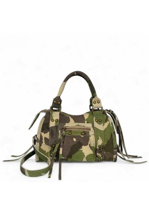 Sac à main à motif camouflage avec doubles anses, poche zippée à l'avant, rivets métalliques et longue bandoulière réglable sur fond blanc.