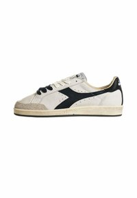 Sneaker bianca e nera con parte anteriore in suede, suola in gomma e sezioni perforate. Presenta lacci e logo sul tallone. Design classico.