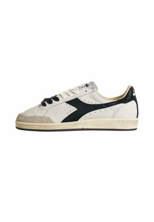 Sneaker bianca e nera con parte anteriore in suede, suola in gomma e sezioni perforate. Presenta lacci e logo sul tallone. Design classico.