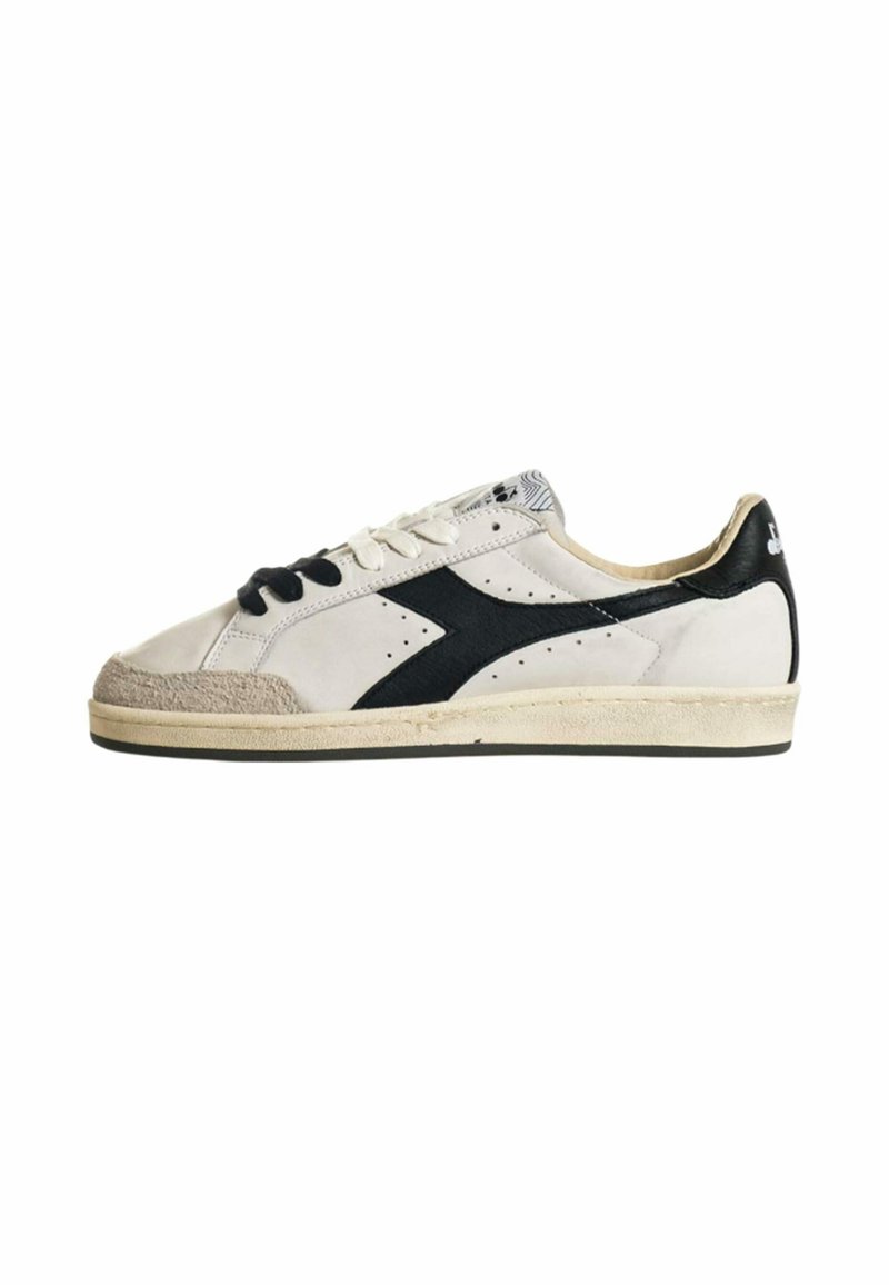 Sneaker bianca e nera con parte anteriore in suede, suola in gomma e sezioni perforate. Presenta lacci e logo sul tallone. Design classico.