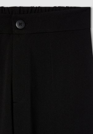 Pantaloni neri con vita elasticizzata, dotati di chiusura con bottone e due tasche frontali. Tessuto liscio e leggermente strutturato.