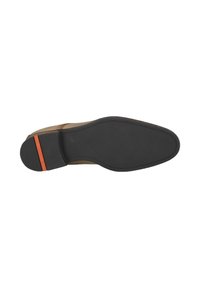 Bruine leren schoenzool met een gladde zwarte rubberen basis. Bevat een horizontale rode accent bij de hak. Vlak profiel, minimale textuur.