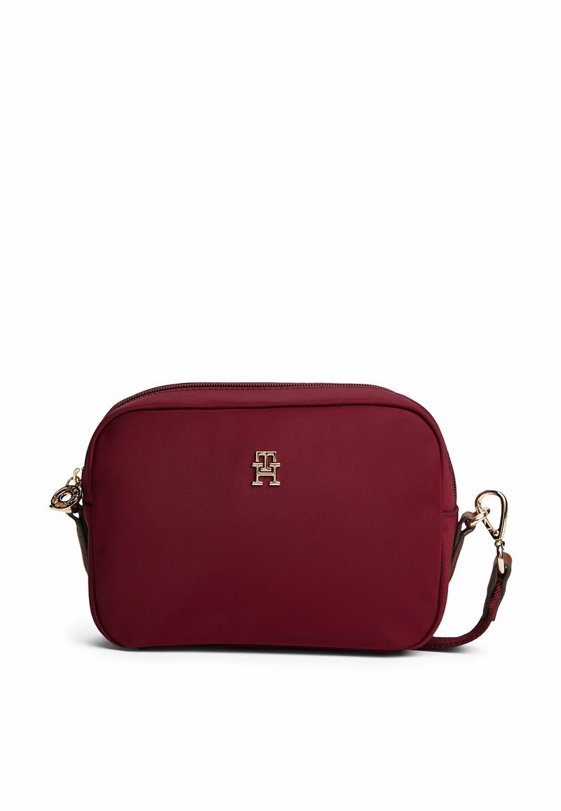 Borsa a tracolla bordeaux realizzata in tessuto testurizzato, con logo dorato, chiusura con zip e tracolla regolabile. Forma rettangolare compatta.