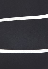 Crni materijal s teksturiranom površinom, s horizontalnim bijelim prugama različitih širina preko tkanine.
