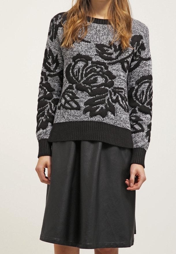 Czarny i szary sweter dziany w róże z długimi rękawami, prążkowanymi mankietami i dekoltem, zestawiony z czarną skórzaną spódnicą w fasonie A.