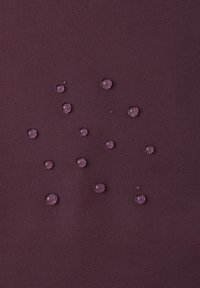 Paarse textiel met een gestructureerde oppervlakte en waterdruppels die verspreid zijn over het oppervlak, waarmee de waterafstotende eigenschappen worden getoond.