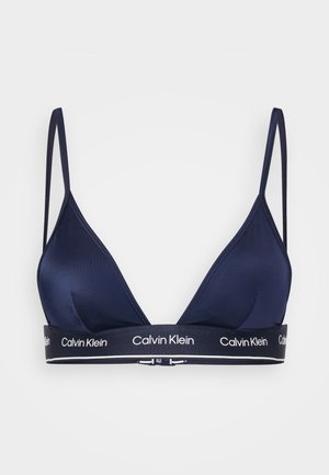 Navyblauwe driehoekige bralette van glad materiaal, voorzien van dunne verstelbare bandjes en een logo-band met witte accenten.