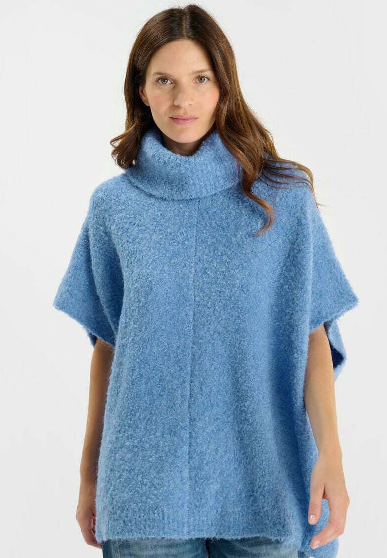 Poncho azzurro lavorato a maglia con colletto alto e spesso, maniche corte e tessuto strutturato. Presenta una vestibilità rilassata e spacchi laterali per il movimento.