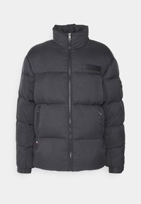 Czarna pikowana kurtka z wysokim kołnierzem, zamkiem błyskawicznym i naszywką z logo. Posiada boczne kieszenie i pikowaną fakturę.